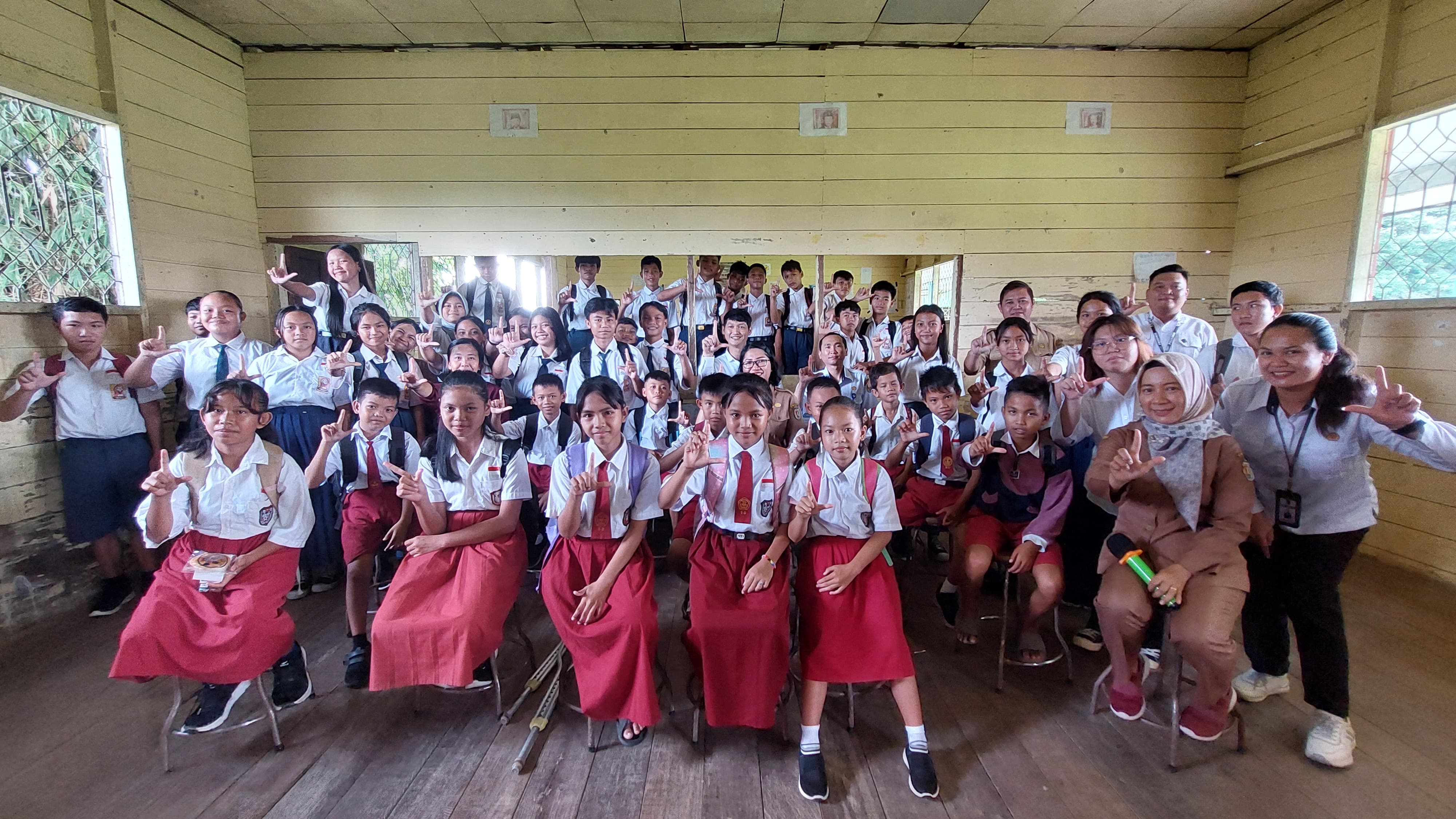 Siswa dan Siswi SMPN-4 Tewang Sangalang Garing dan SDN Tewang Manyangen Sangat Antusias dalam Mengikuti Sosialisasi Internet Sehat
