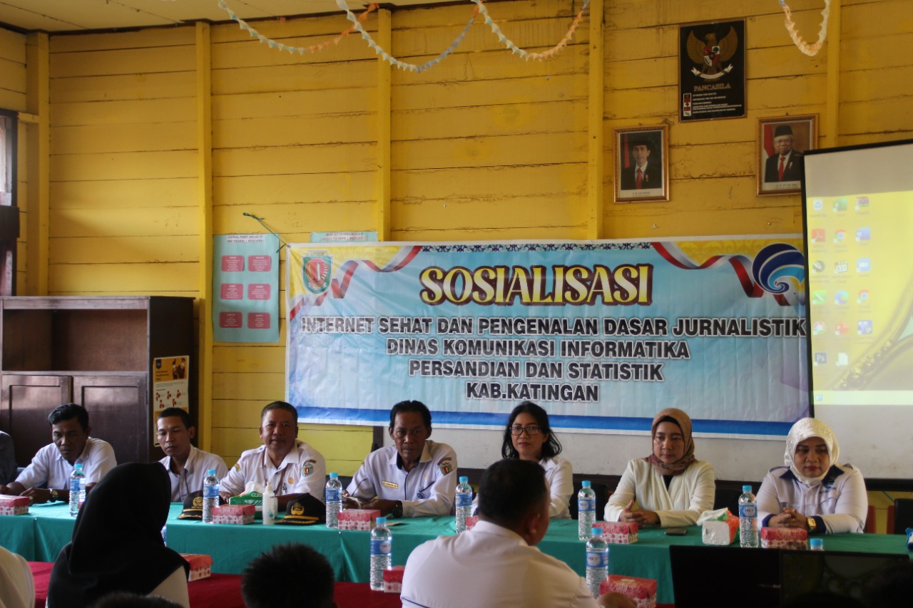 Bidang Pengelolaan Komunikasi Publik Melaksanakan Sosialisasi Internet Sehat Anak dan Pengenalan Dasar Jurnaslistik pada SMPN 1 Mendawai dan SMPN 1 Katingan Kuala