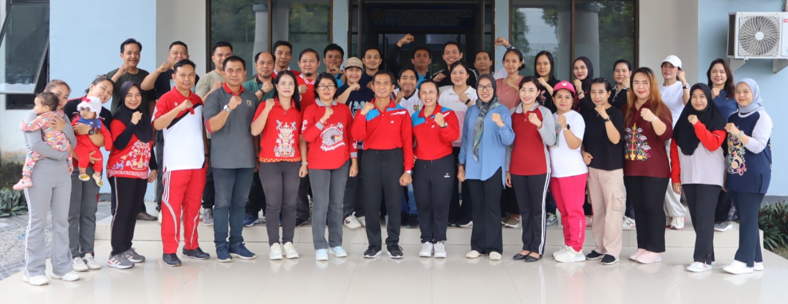 DISKOMINFOSTANDI KATINGAN PERKUAT BUDAYA KERJA SEHAT DAN SOLID MELALUI SENAM BERSAMA, LAYANAN KESEHATAN, DAN KEGIATAN DWP