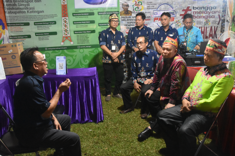 Kepala Diskominfostandi Kabupaten Katingan Terima Kunjungan Bupati dan Wakil Bupati Katingan di Stand Diskominfostandi pada Katingan Expo Tahun 2025