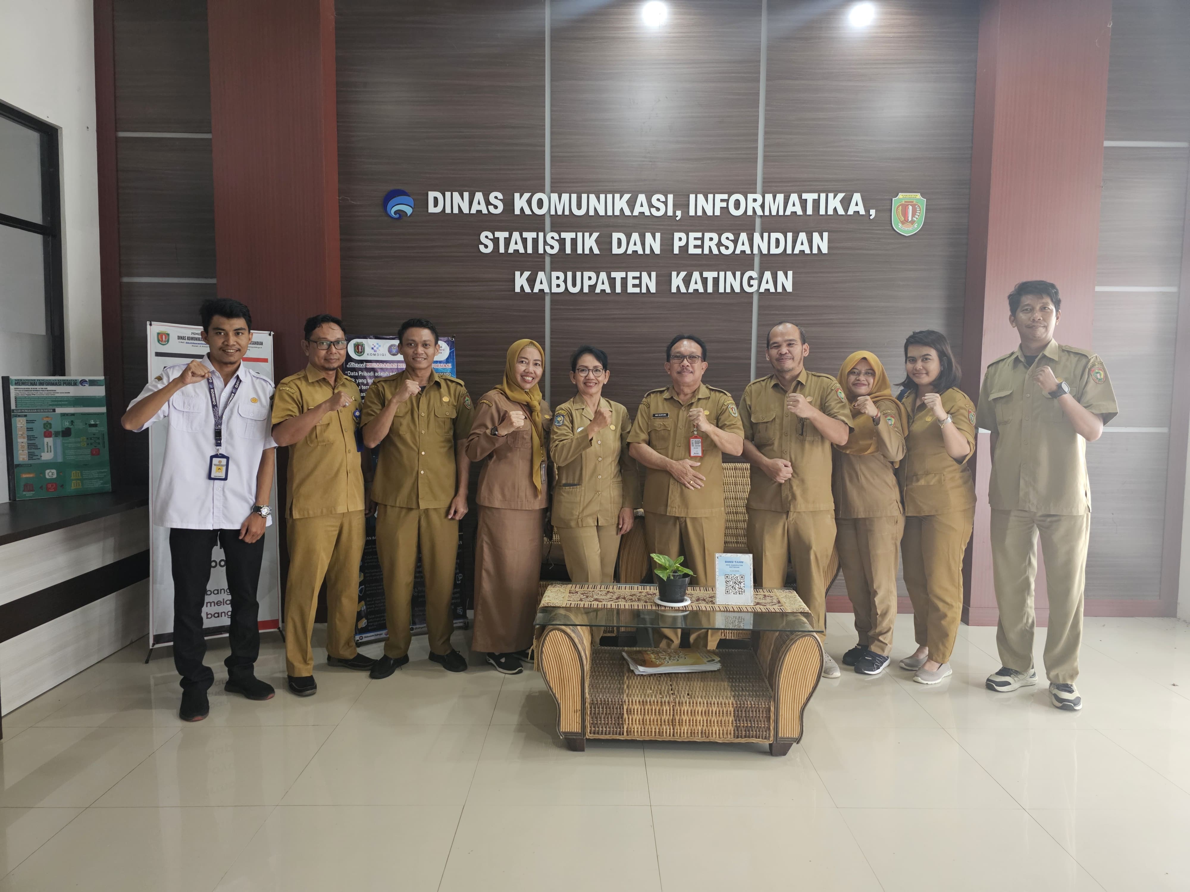 KEPALA DISKOMINFOSTANDI KAB.KATINGAN TERIMA KUNJUNGAN KERJA DARI ROMBONGAN DISKOMINFOSANTIK PROV KALTENG