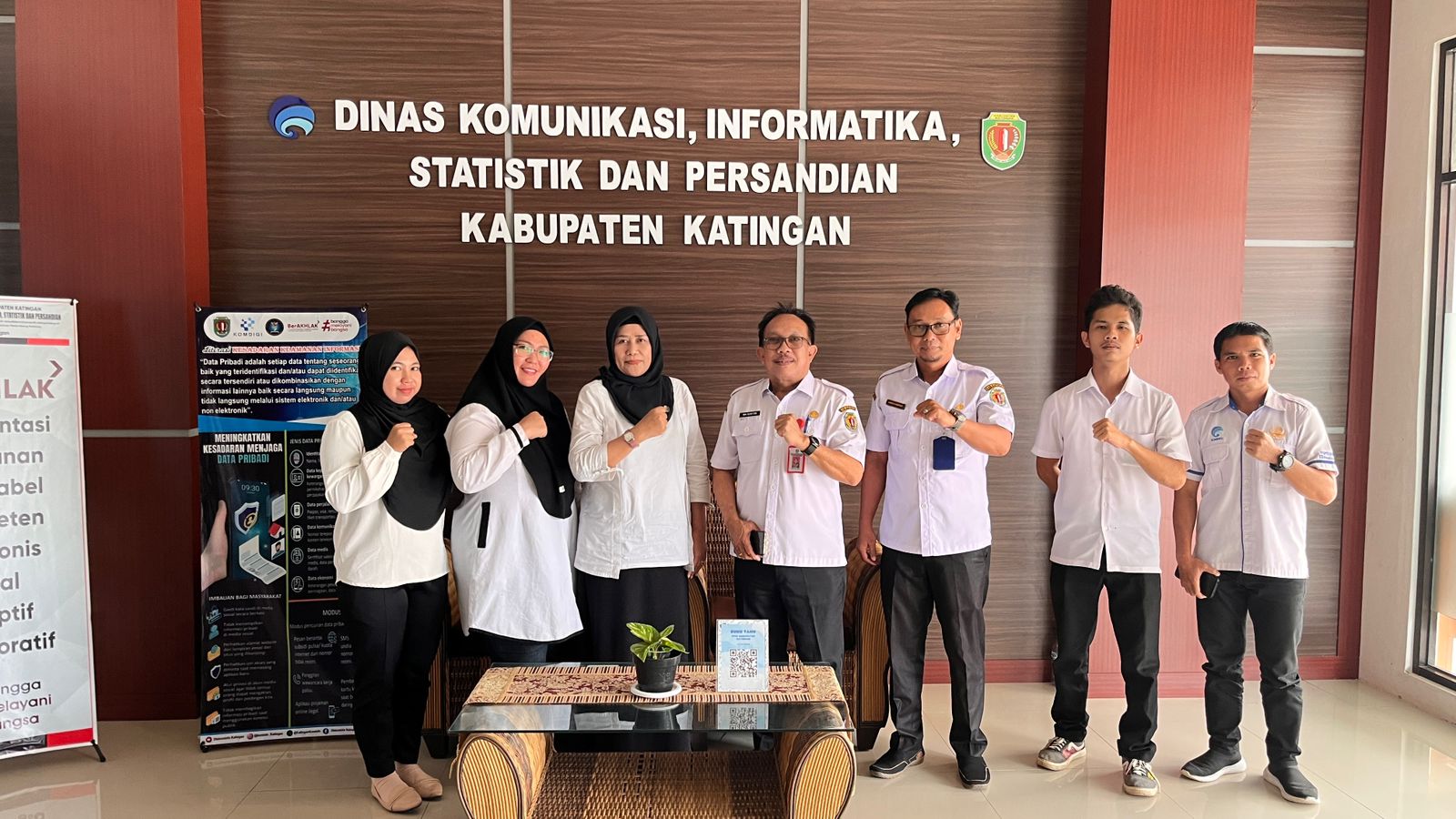 KEPALA DISKOMINFOSTANDI KATINGAN TERIMA KUNKER DARI DISKOMINFO KABUPATEN KAPUAS