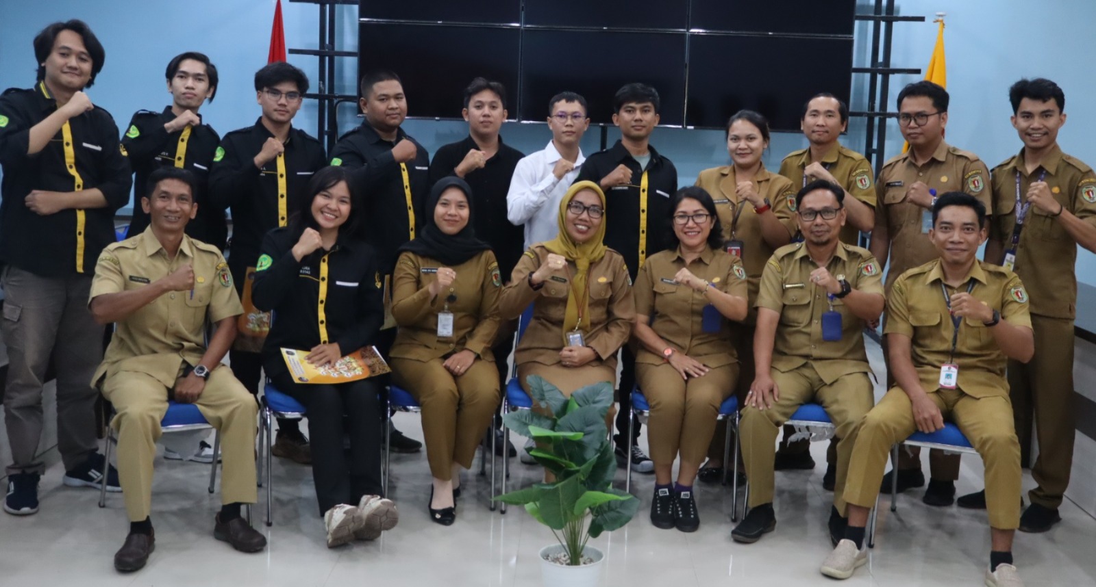 PLT. KEPALA DISKOMINFOSTANDI KATINGAN LEPAS MAHASISWA MAGANG UNIVERSITAS PALANGKA RAYA TAHUN 2025
