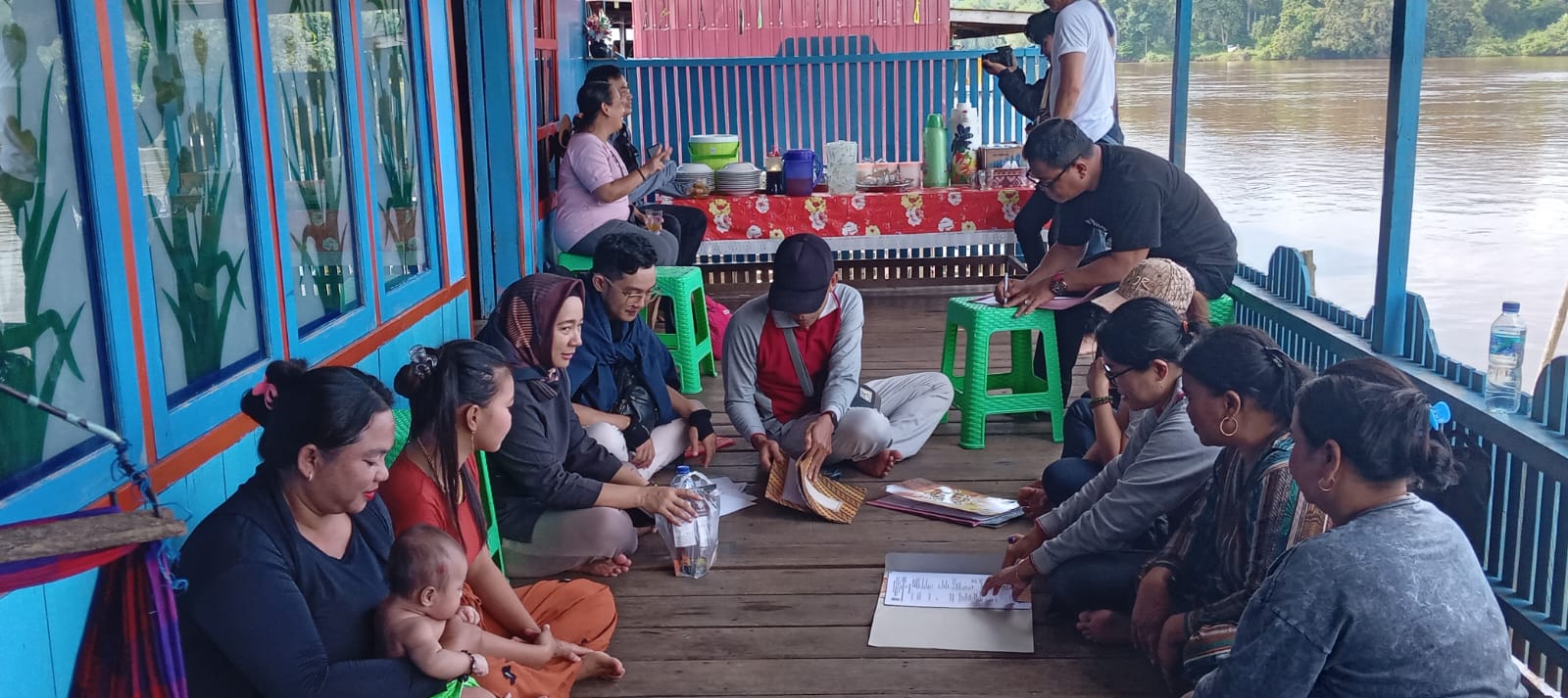 Diskominfostandi Kabupaten Katingan Lakukan Sosialisasi Penulisan Berita dan Etika Bermedia Sosial Bagi Kelompok Infomasi Masyarakat (KIM) Desa Karuing