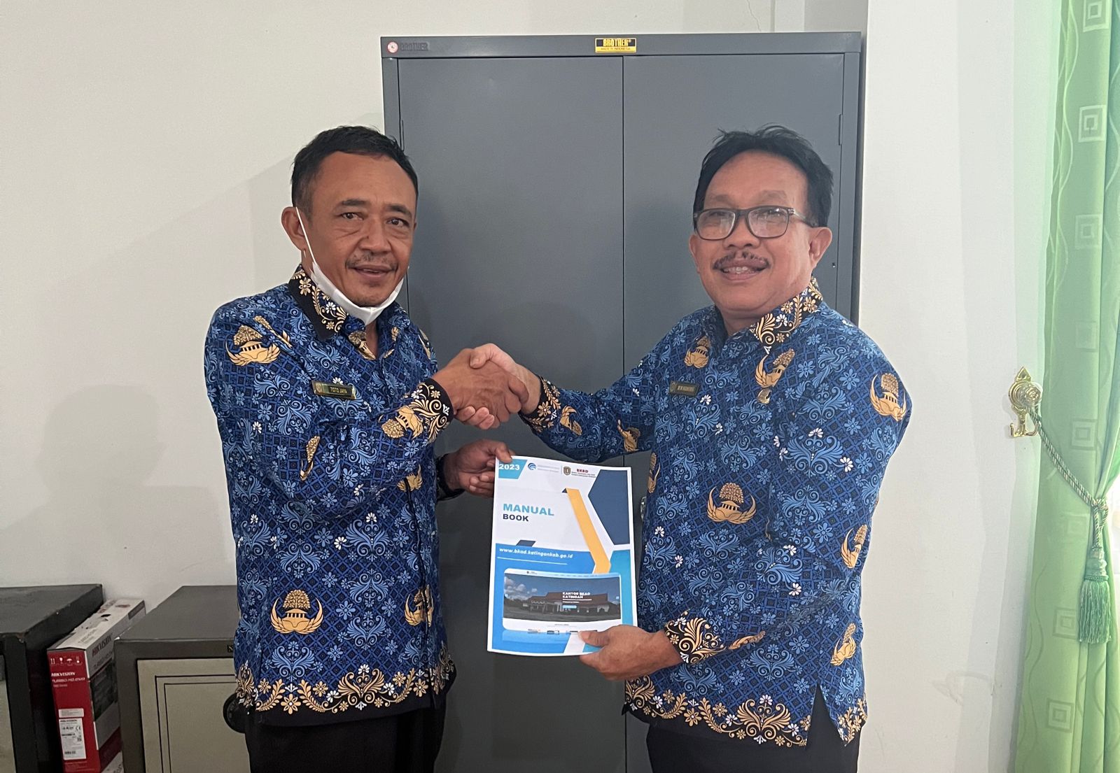 Diskominfostandi Kabupaten Katingan Menyerahkan Aplikasi Berupa Wesite Profil PD Kepada Badan Keuangan dan Aset Daerah Kabupaten Katingan