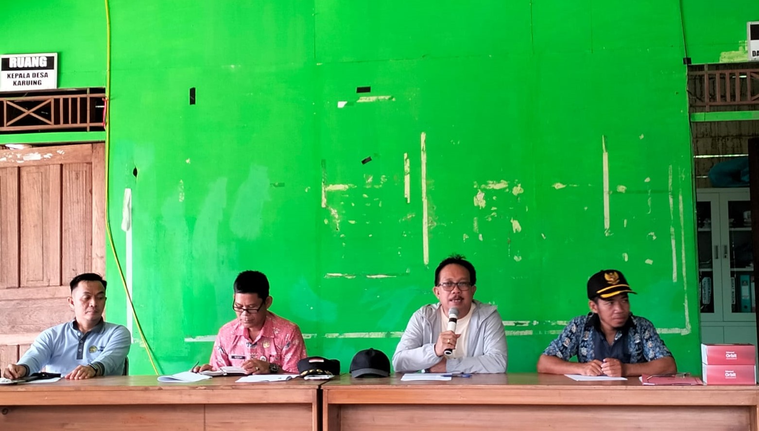 Diskominfostandi Katingan Serahkan Perangkat Modem Wifi Orbit Telkomsel Kepada Perangkat Daerah  Desa Karuing