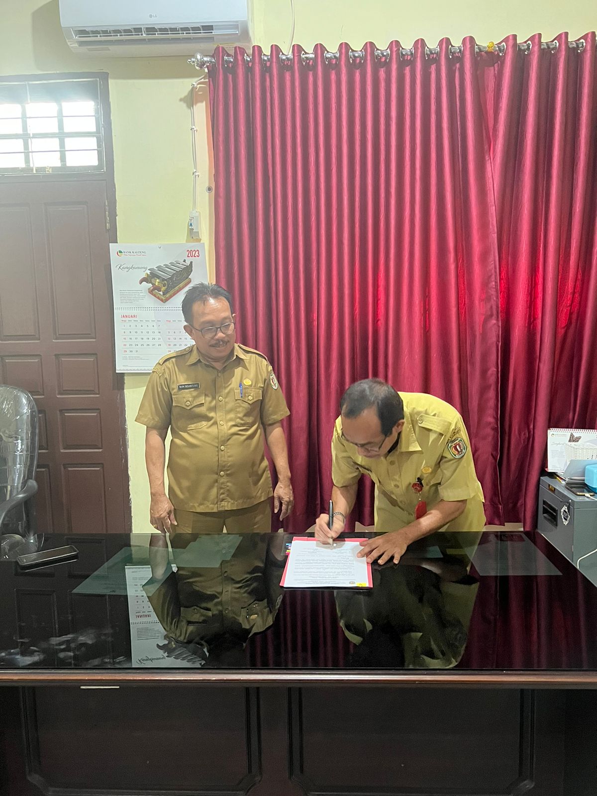 Kadis Kominfostandi Serahkan Aplikasi Hadohop dan Layanan Terpadu antara Disdukcapil dengan Kemenag Kab.Katingan