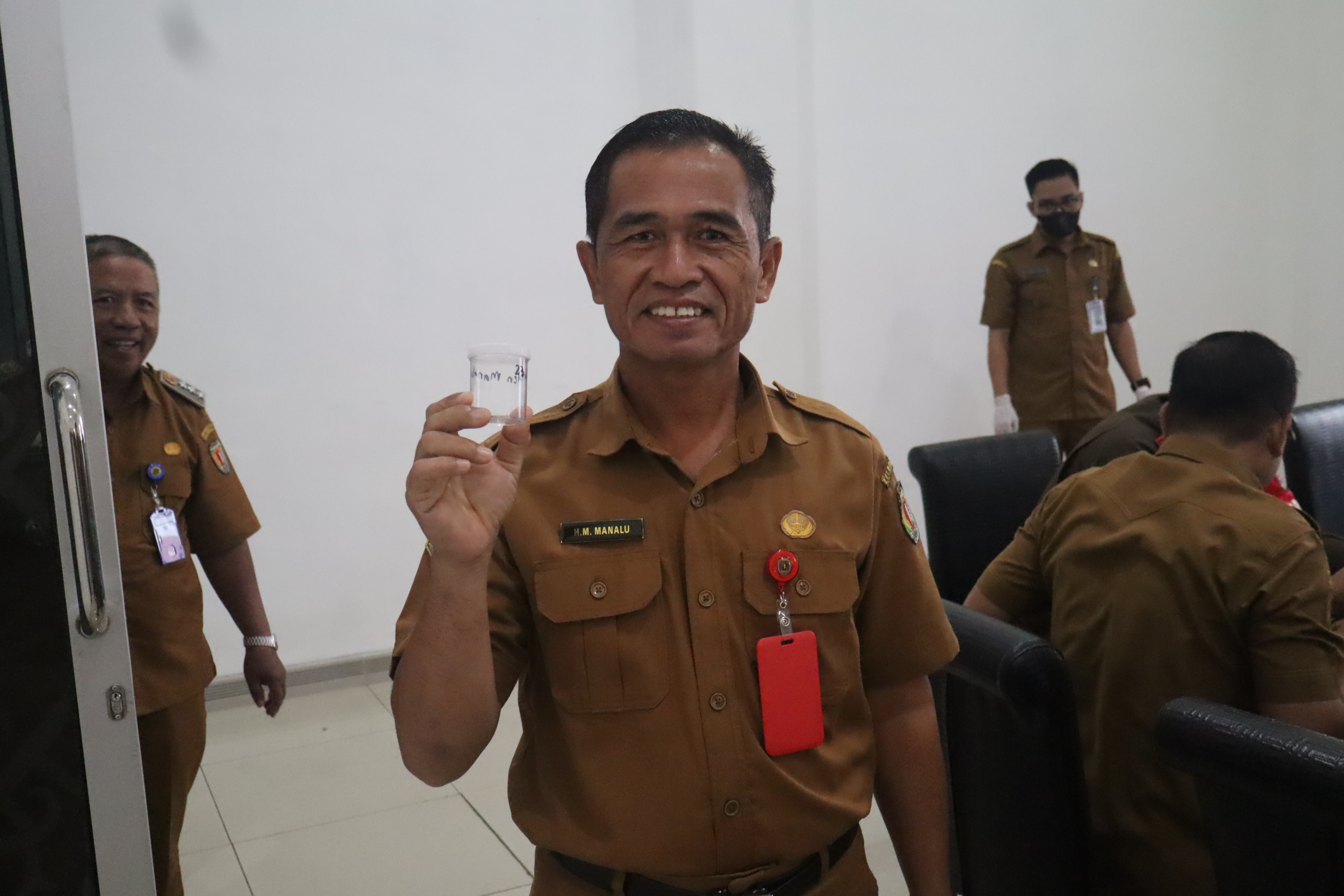 Kadiskominfo Katingan Ikut Tes Urin, Tegaskan Komitmen ASN Bersih dari Narkoba